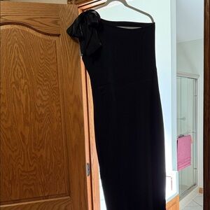 Classic One-Shoulder Black Evening Dress with Bow